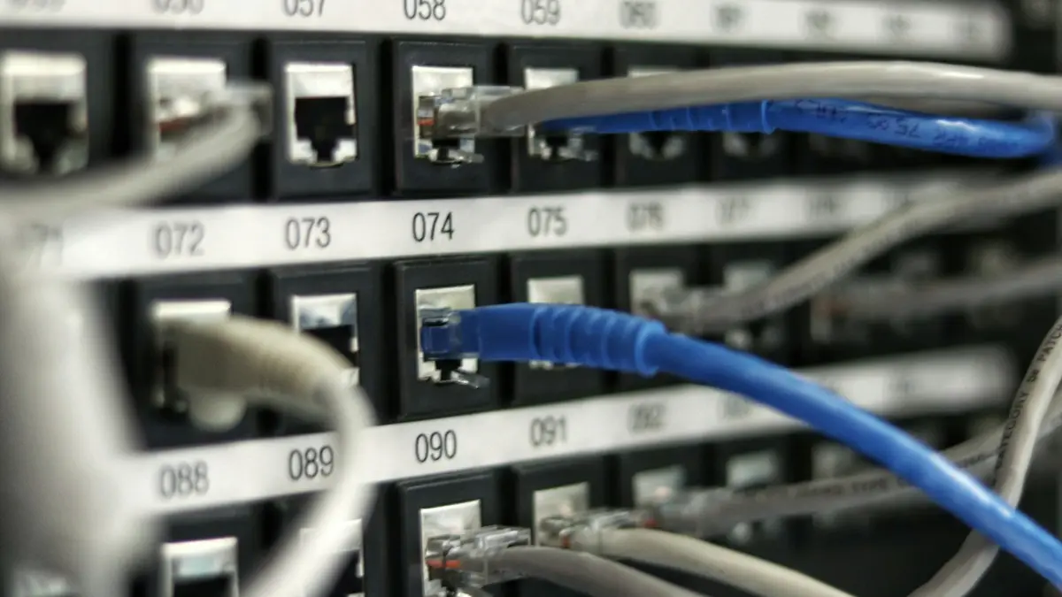 Cabos de rede conectados a um painel numerado