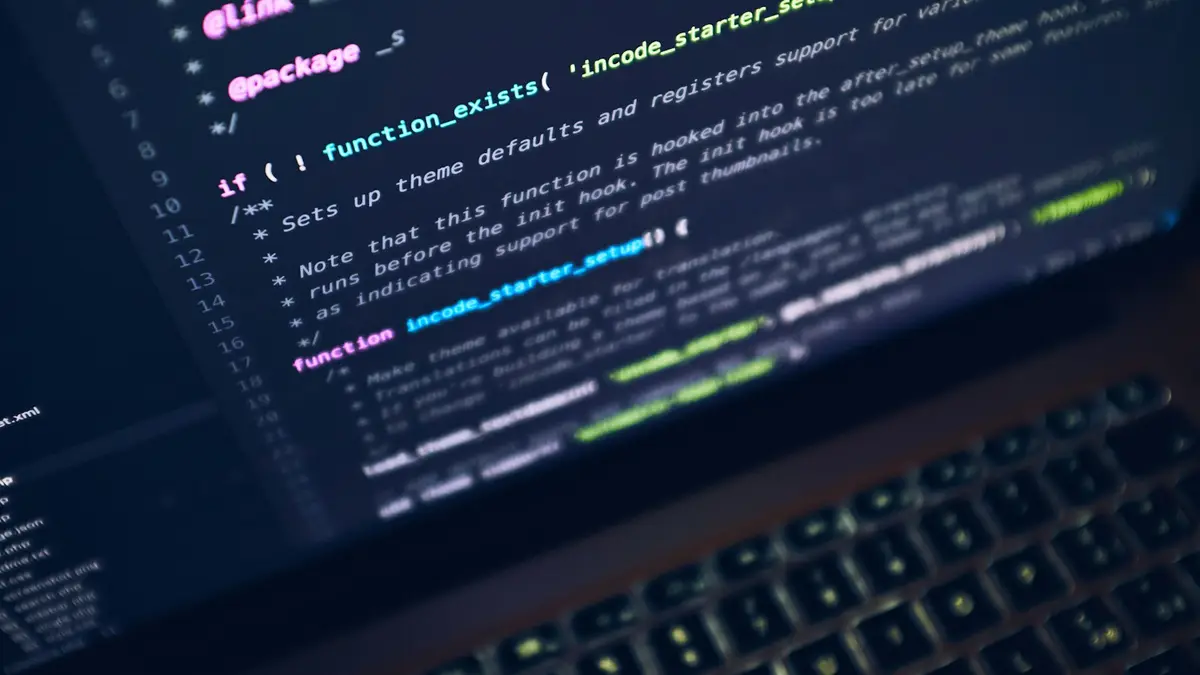 Close de código com comentários em uma tela de notebook