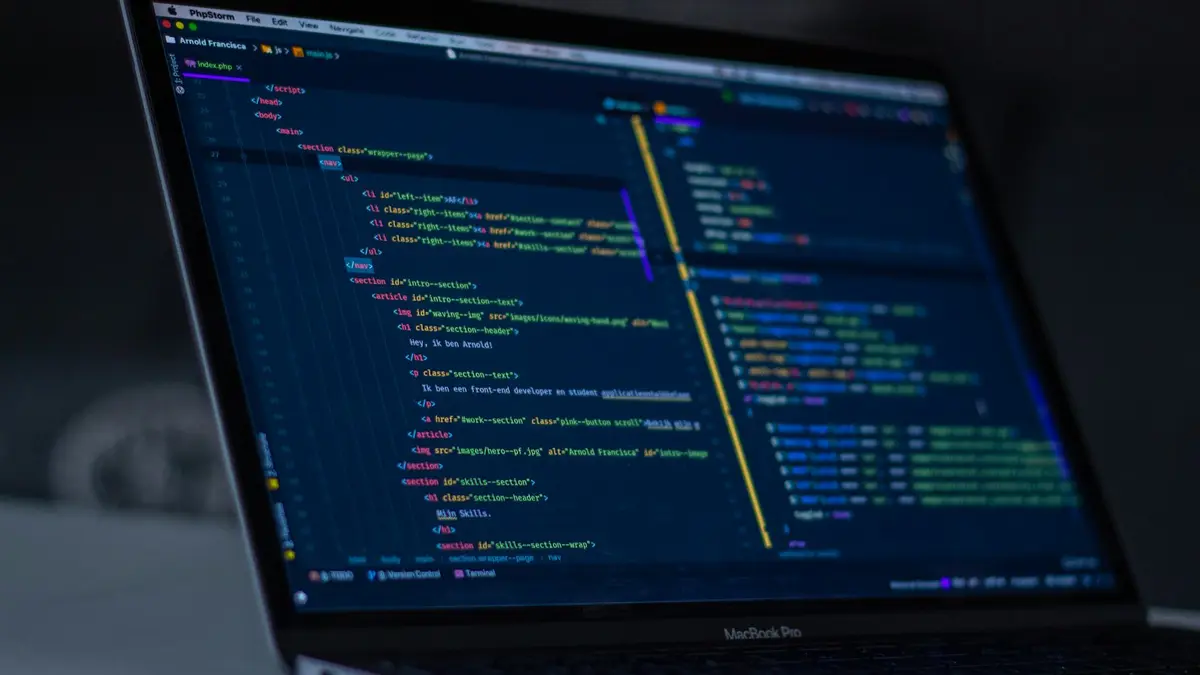 Editor de código aberto em um notebook em ambiente escuro